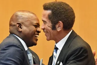 Ian Khama (R) and his protégé Mokgweetsi Masisi (L) in happier times